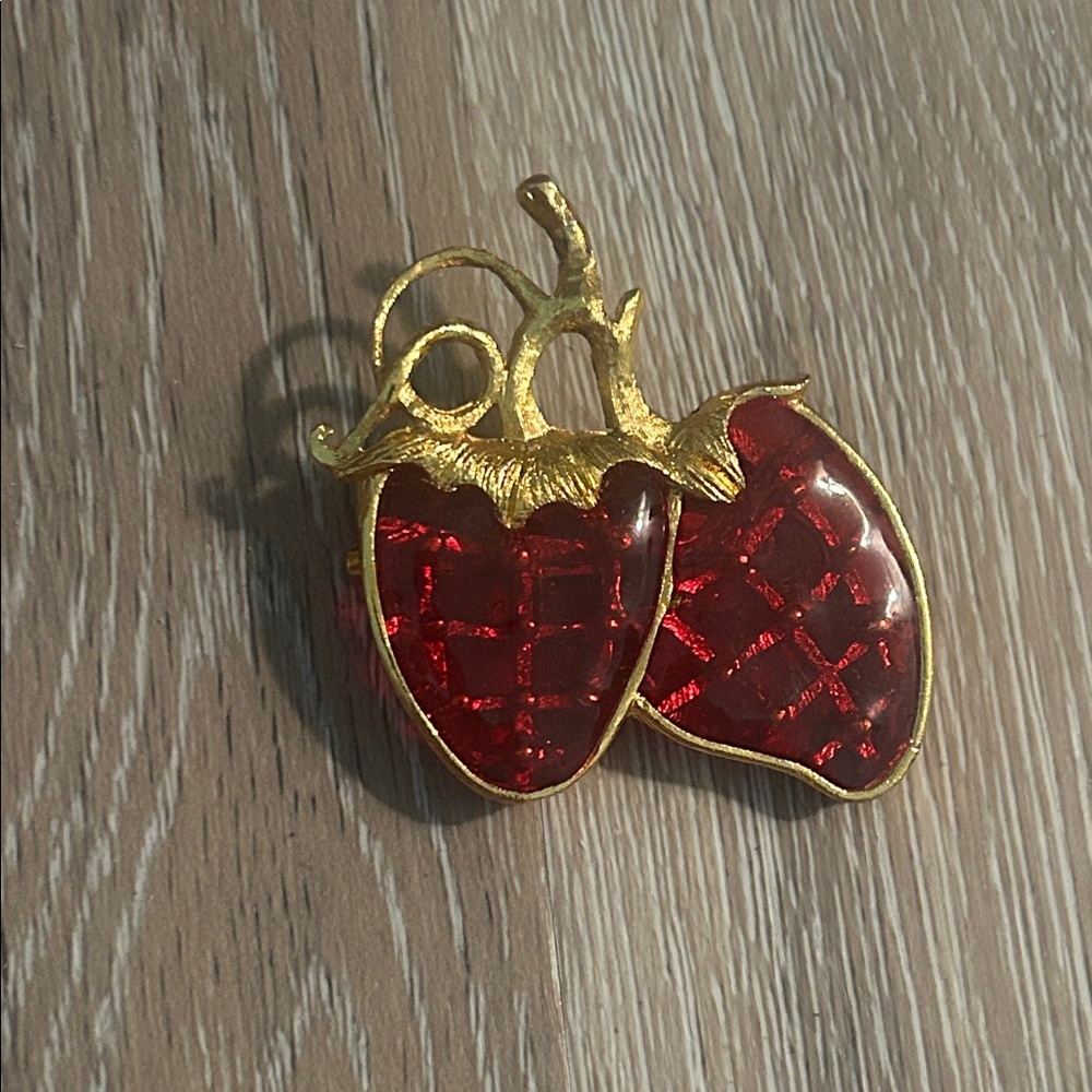 🍓 Vintage Jeweled Strawberry Brooch – Red & Gold Statement Pin